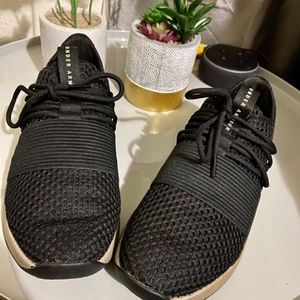 Under Armour Woman Size 9